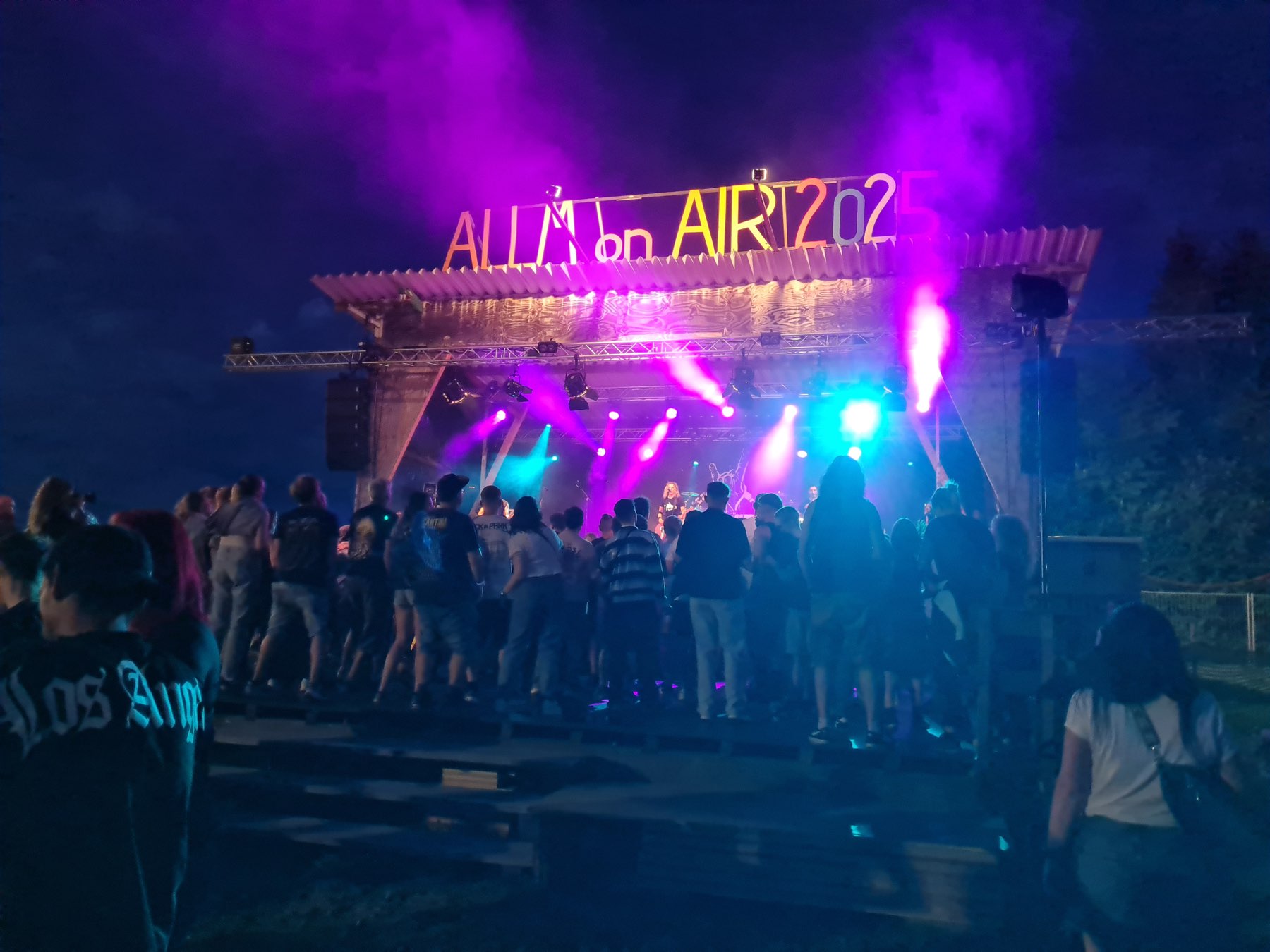 Allm on Air bei Nacht mit Bühne, Publikum und Lichtstimmung